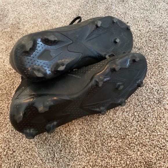 Boys Black Adidas Soccer Cleats - Picture 3 of 4